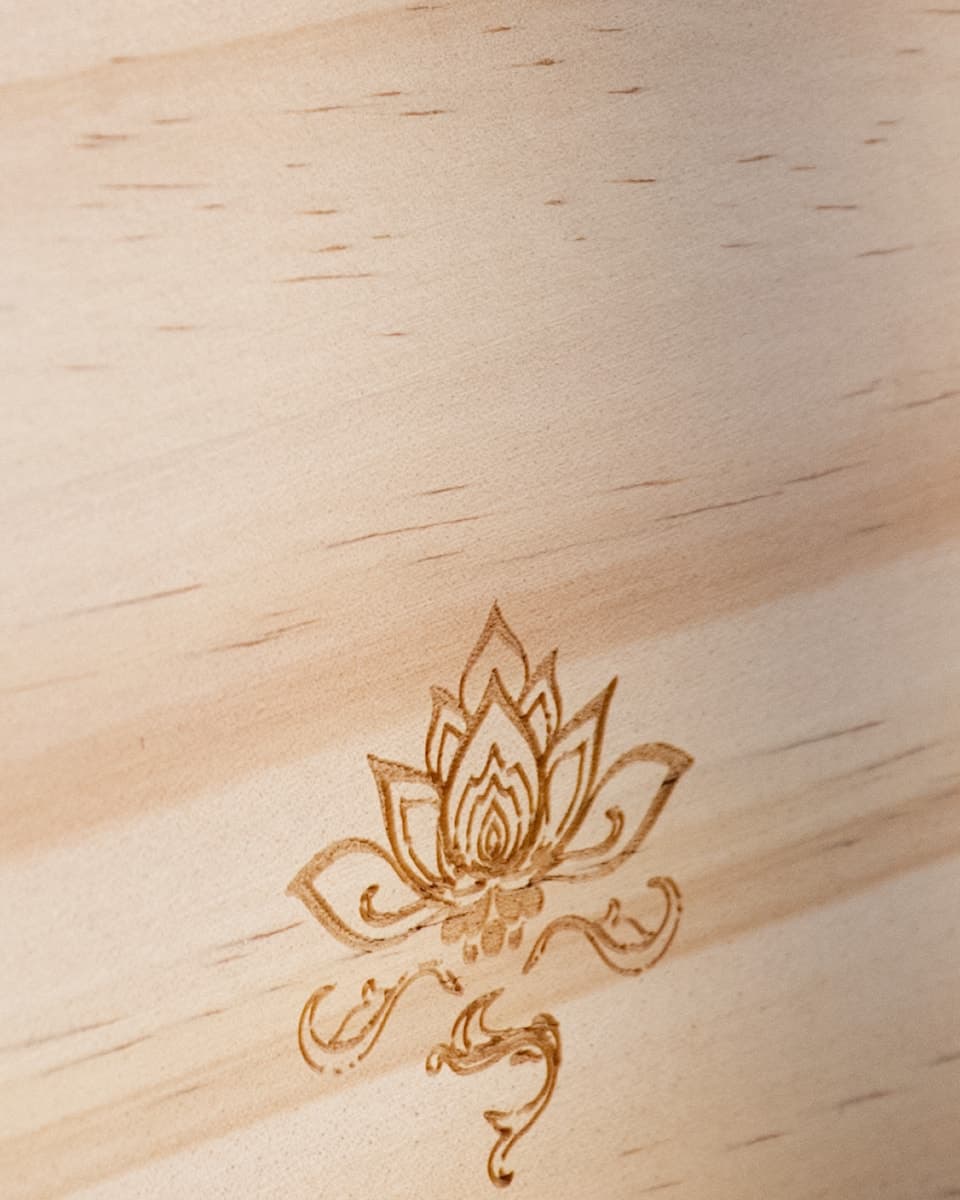 原色松木上雕刻的莲纹