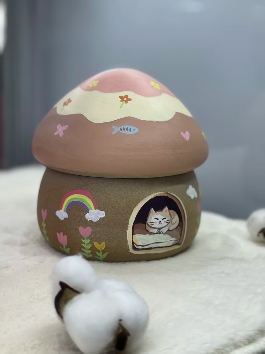 主人亲手彩绘的蘑菇安眠屋：彩虹、爱心，门洞里睡着一只小猫
